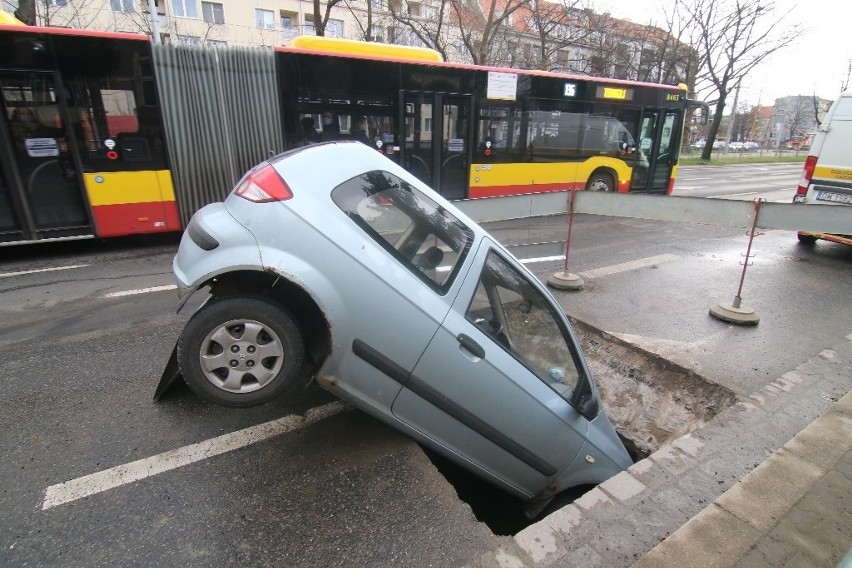 Wypadek na Hallera, samochód wjechał do wykopu, w którym...