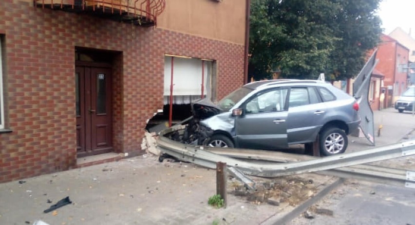 Auto uderzyło w budynek na tym skrzyżowaniu...