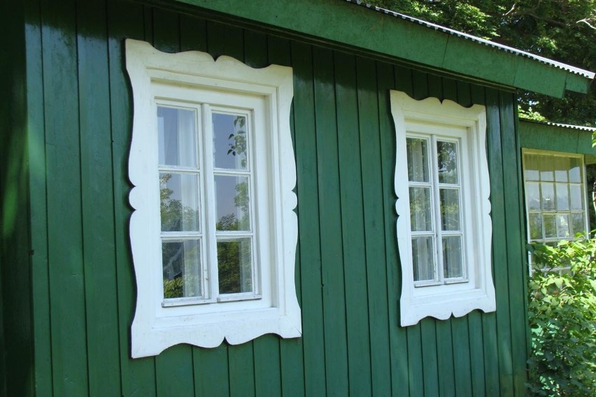 Okna i drzwi drewniane wymagają regularnego malowania. Z...