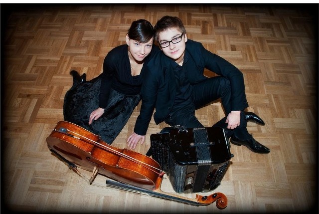 Recital zostanie zaprezentowany przez TWOgether Duo, które tworzą wiolonczelistka Magdalena Bojanowicz  oraz akordeonista  Maciej Frąckiewicz