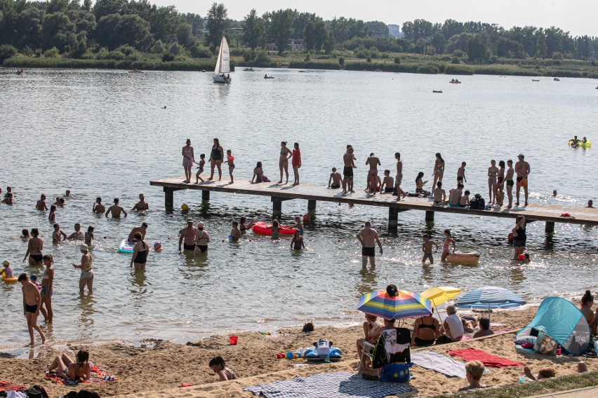 Krakowianie wypoczywają nad wodą. Tłumy na Bagrach [ZDJĘCIA]