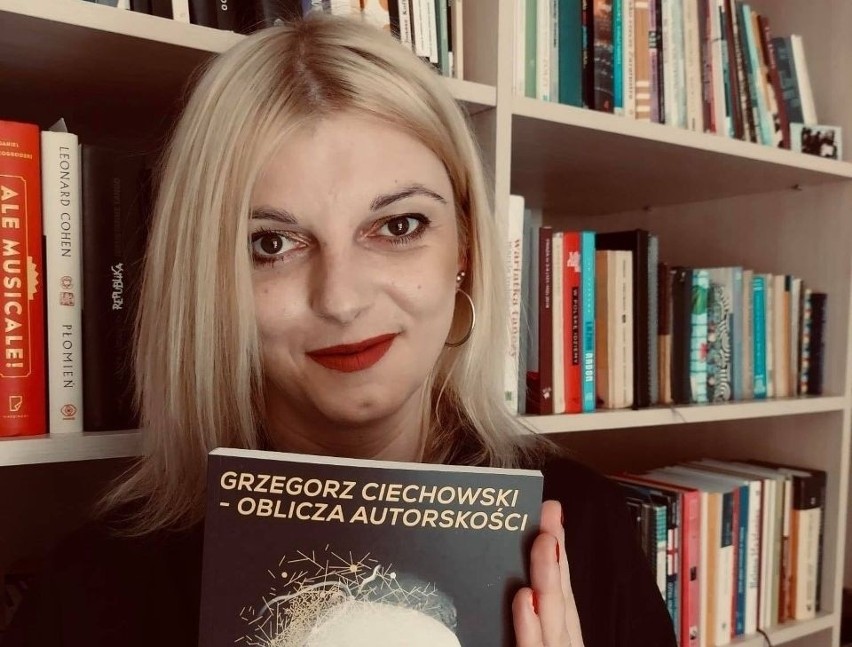 Sylwia Gawłowska, absolwentka Uniwersytetu Jana Kochanowskiego w Kielcach napisała pierwszą w Polsce monografię o Grzegorzu Ciechowskim