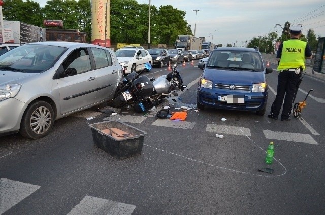 Groźny wypadek 23-letniego policjanta na motocyklu na al. Włókniarzy! Jest poważnie ranny [zdjęcia]