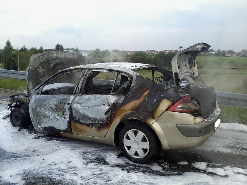 W Wojkowicach Kościelnych na S1 spłonął samochód [ZDJĘCIA]