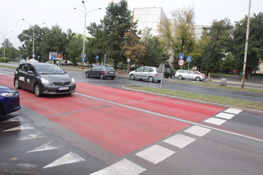 Dziś w nocy wykonawca jeszcze raz położy nową nawierzchnię na sosnowieckim przejściu dla pieszych