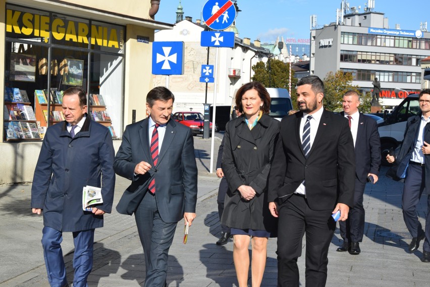 Wybory parlamentarne 2019. PiS w Rzeszowie podsumowuje kampanię, Marek Kuchciński przy okazji wybrał się po mapę Bieszczad 