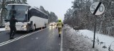 Piłkarze Korony Kielce w drodze na mecz do Wrocławia mieli wypadek! W groźnie wyglądającym zdarzeniu brały udział dwa auta osobowe i autobus