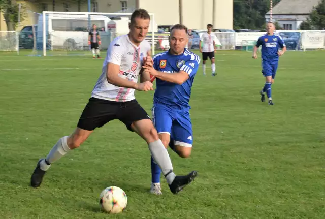 Jesienią Proszowianka wygrała w Niedźwiedziu 2:1, a swoją setną bramkę dla klubu z Proszowic zdobył Maciej Przeniosło (niebieski strój).