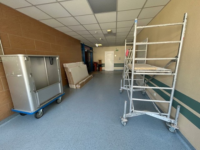 W szpitalu przy ul. Borowskiej 213 trwa remont pomieszczeń, w których będą przyjmowani pacjenci dermatologiczni.