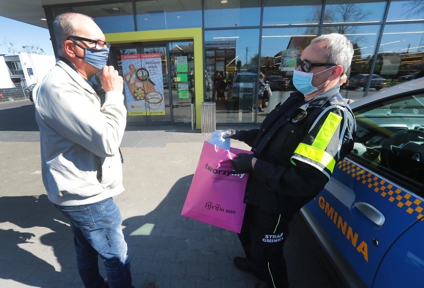 Maseczki ochronne są obowiązkowe w skpepach i przed...