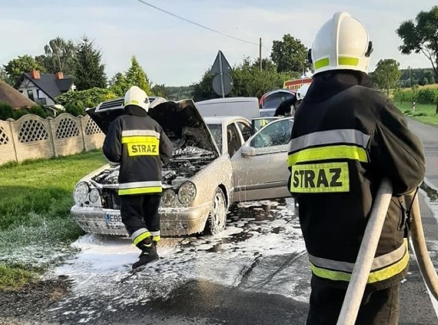 Świadkowie zdarzenia poinformowali, że mężczyzna jechał całą szerokością drogi, a z pojazdu wydobywał się czarny dym.