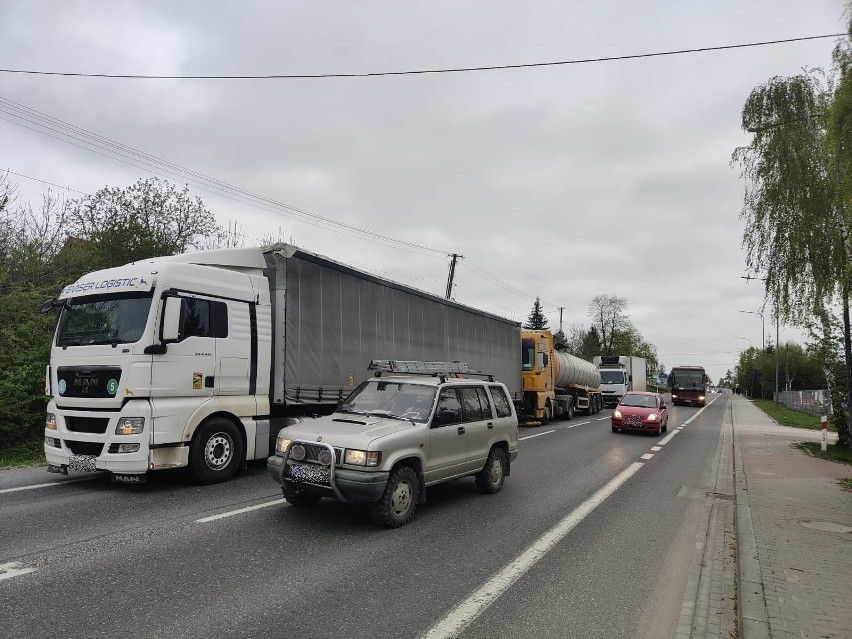Zderzenie trzech ciężarówek na drodze krajowej numer 73 w Busku - Zdroju. Były utrudnienia