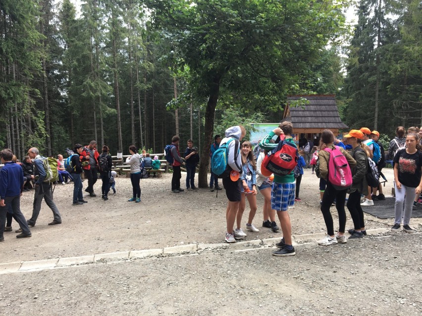 Tatry. Turystów na górskich szlakach jest sporo, ale tłumów (na szczęście) nie spotkamy