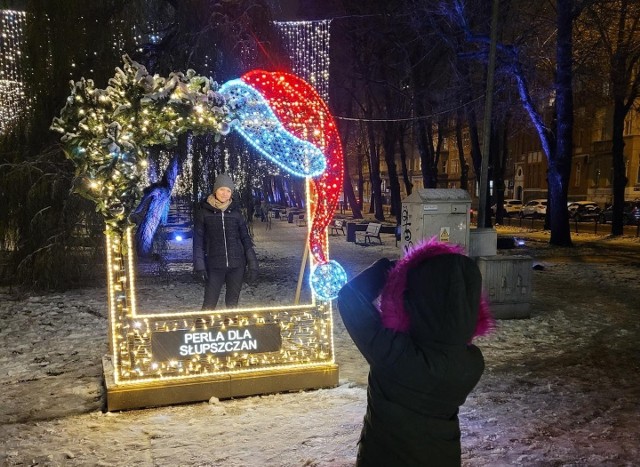 Świąteczna ramka Perli Polska w parku przy al. Sienkiewicza w Słupsku.
