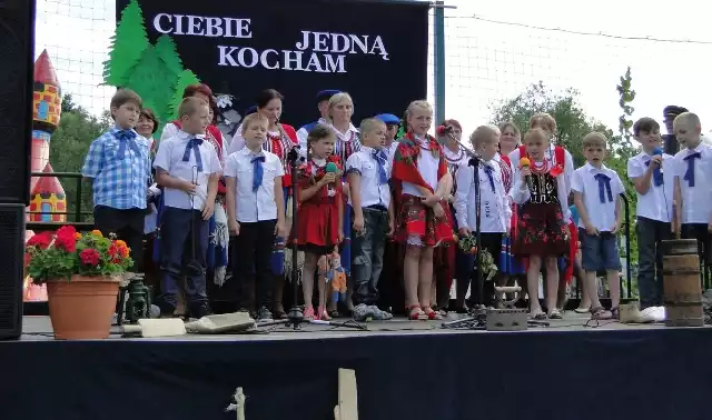 Na scenie zaprezentowali się między innymi uczniowie  ze Szkoły Podstawowej  w Woli.