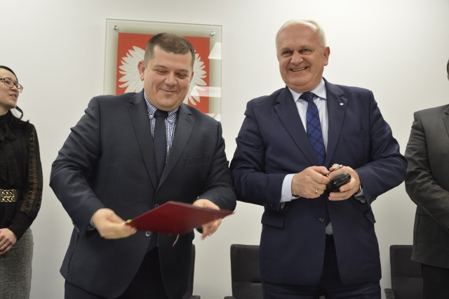 Wojewoda Władysław Dajczak (z prawej) i prezydent Gorzowa Jacek Wójcicki chwilę po podpisaniu dokumentów o przekazaniu 17 mln zł