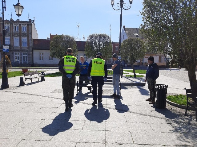 Podczas minionego weekendu na ulicach Żnina ponownie pojawiły się wspólne patrole policjantów i funkcjonariuszy Wojsk Obrony Terytorialnej. 