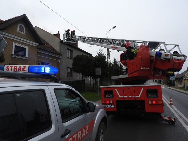 W akcji wzięło udział kila zastępów straży pożarnej. Ruchem kierowała policja