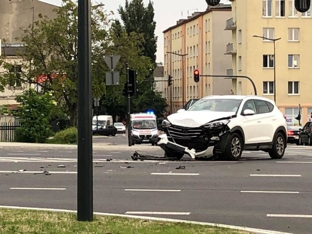 Około godz. 18.40 na al. Rodziny Grohmanów doszło do zderzenia dwóch samochodów osobowych. CZYTAJ DALEJ NA NASTĘPNYM SLAJDZIE