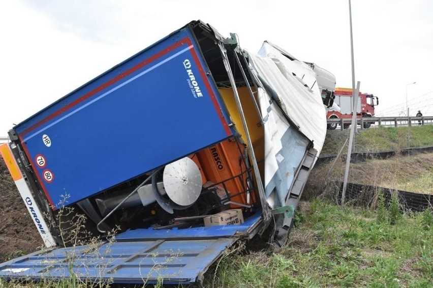 Groźny wypadek na drodze ekspresowej S3. Tir przewrócił się do rowu (ZDJĘCIA)