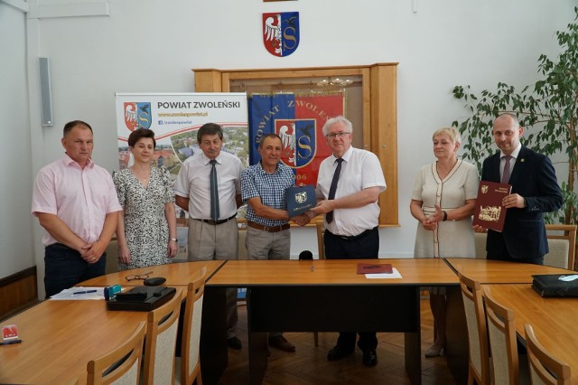 We wtorek, 22 czerwca, w siedzibie zwoleńskiego starostwa została podpisana umowa na przebudowę czterokilometrowego odcinka drogi powiatowej Bartodzieje-Kazanów.
