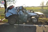 Wypadek w Bielanach: Samochód rozbił się na drzewie. Zginął 19-letni kierowca