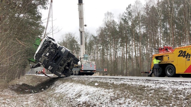 Do groźnie wyglądającej kolizji doszło w piątek rano w Cierpicach na drodze krajowej numer 10. Tą trasą jechało wówczas od strony Torunia w kierunku Bydgoszczy ciężarowe iveco. Jego kierowca stracił w pewnym momencie panowanie nad pojazdem i wjechał do przydrożnego rowu. Auto z naczepą przewróciło się, ale na szczęście kierowcy nic się nie stało.Polecamy: Bieżące wypadki i utrudnienia w Kuajwsko-Pomorskiem. Sprawdź >>> TUTAJ 