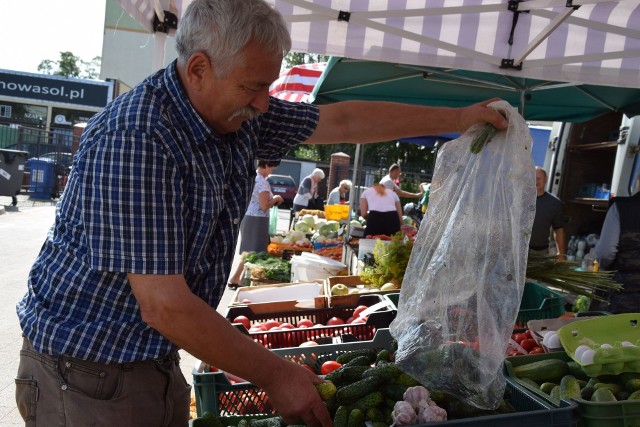 Ceny warzyw na obiad i owoców na przetwory we wrześniu nadal się utrzymują. Z rozmów na targowisku wynika, że taniej już nie będzie. A przypomnijmy, że więcej płacimy drugi rok. Susza z ubiegłego roku jest tak samo dotkliwa w tym roku. Można znaleźć wprawdzie tańsze ziemniaki, za 1,5 zł, ale są bardzo drobne. Zdarzają się też pomidory po 2 zł za kilogram, z których można przygotować domowy przecier. Na zdjęciu pan Henryk, który wykłada ogórki do sprzedaży.ZOBACZ TEŻ:NOWA SÓL. W jakich cenach są owoce na miejskim targowisku w lipcu? ;nfNowa Sól. Jakie ceny warzyw na targowisku w maju?;nfPOLECAMY:Jesienne przysmaki. Jakich owoców i warzyw szukać na bazarku?