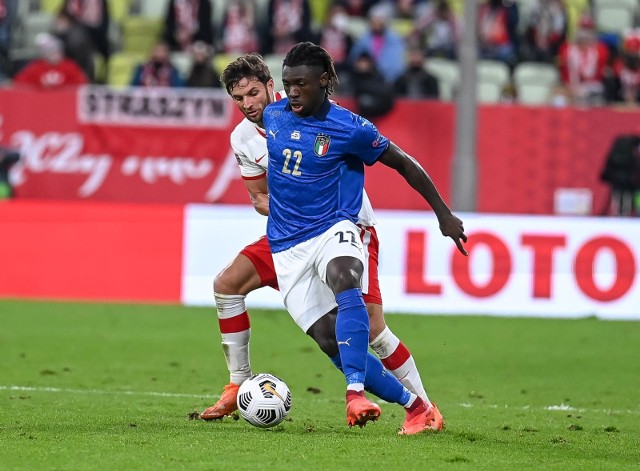 Moise Kean walczy o piłkę z Bartoszem Bereszyńskim