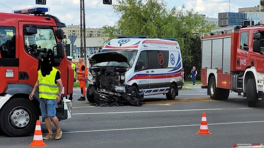 Zderzenie karetki i osobówki w Sosnowcu. Jedna osoba w...