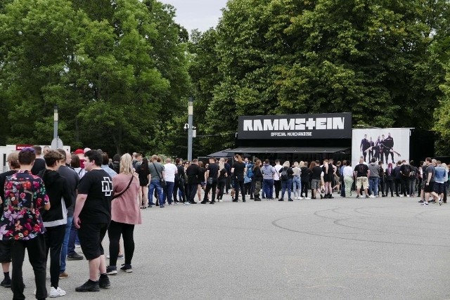 Fani kultowej formacji już teraz gromadzą się w okolicach stadionu i oczekują w kolejkach przed wejściem na teren obiektu.