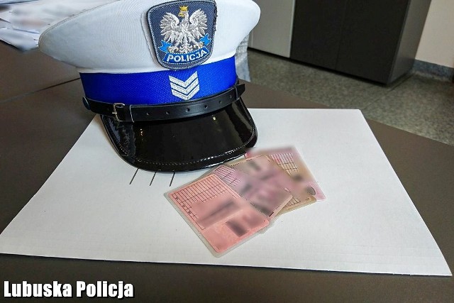 Policjanci zatrzymali kierowcom prawa jazdy.