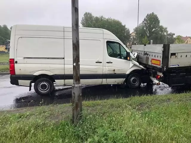 Do zdarzenia doszło w środę, 22 maja, na ul. Batorego w Zielonej Górze. Kierujący busem uderzył w tył ciężarówki. Na drodze są korki.Oba pojazdy jechały w kierunku ul. Energetyków. W pewnym momencie kierujący busem nie zauważył zwalniającej ciężarówki i mocno uderzył w jej tył. Na szczęście nikomu nic się nie stało. Na drodze w miejscu zdarzenia są utrudnienia ruchu.Godz. 11.00 Na miejscu jest już pomoc drogowa. – Do godz. 12.00 samochody zostaną zabrane z ulicy ruch wróci do normy – mówi Marek Dziubałka z pomocy drogowej. Czytaj również: Zalane samochody, ulice. Ulewa nad miastem [ZDJĘCIA]WIDEO:Nocny pożar w Zielonej Górze