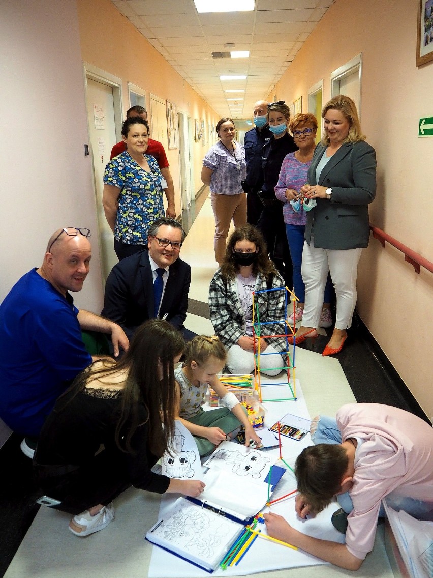 Dzień Dziecka w szpitalu w Ostrowi Mazowieckiej. Niespodzianka dla dzieci z oddziału pediatrycznego 31.05.2022