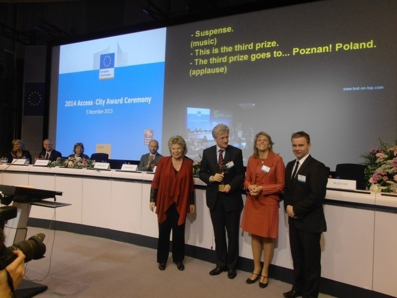 Ryszard Grobelny z delegacją odbiera nagrodę dla Poznania.
