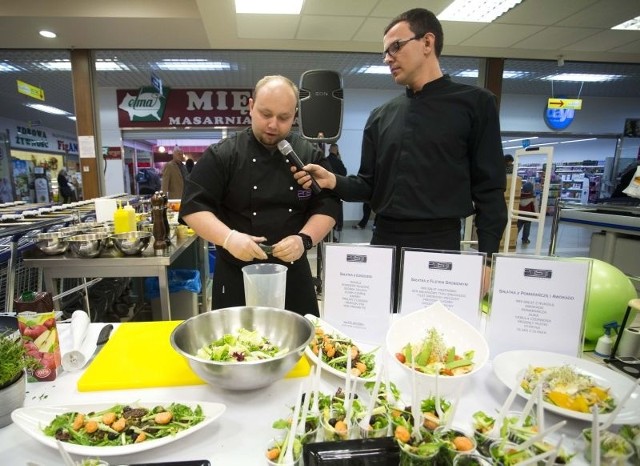 Maciej Montelatic, szef kuchni restauracji Pasja w Radomiu, przygotowywał sałatki, idealne na wiosenne dni. 