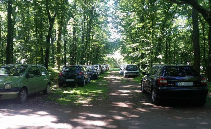 Basen wyremontowali, tylko o parkingach zapomnieli 