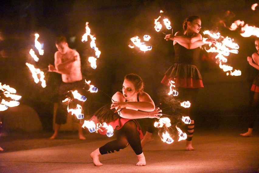 Festiwal Debiutantów Kontakt Fire Show przed teatrem