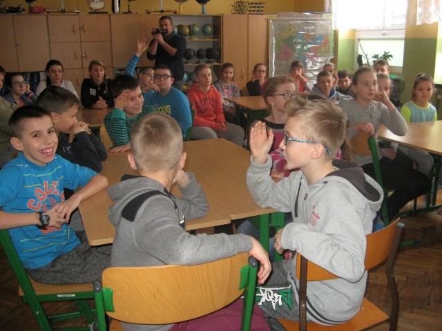 Uczniowie Szkoły Podstawowej w Kurozwękach podczas warsztatów na temat "Zdrowego odżywiania"