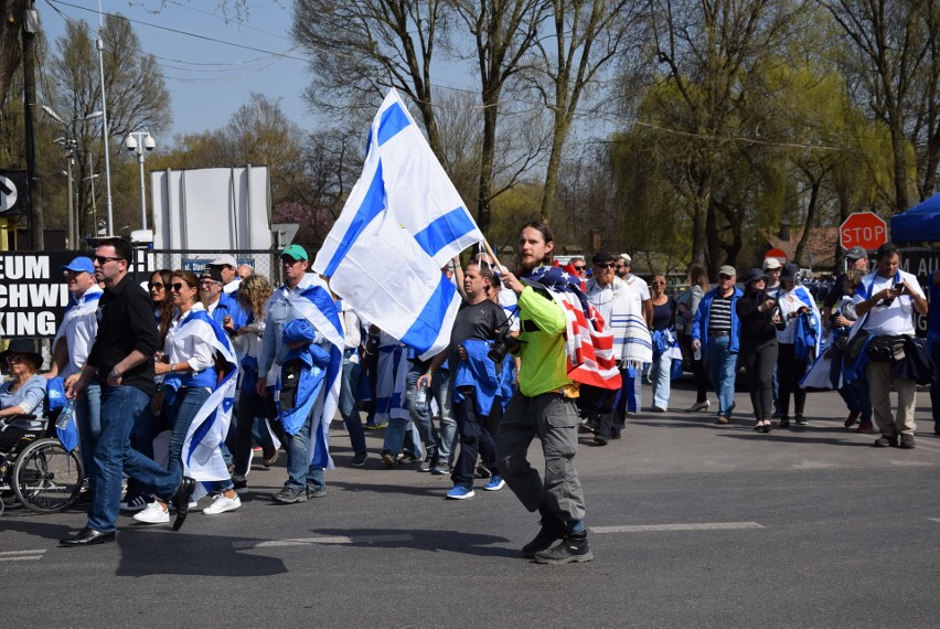 Marsz Żywych w  Oświęcimiu. Prezydent Polski i Izraela szli ramię w ramię z ocalonymi z Zagłady i tysiącami ludzi z całego świata 