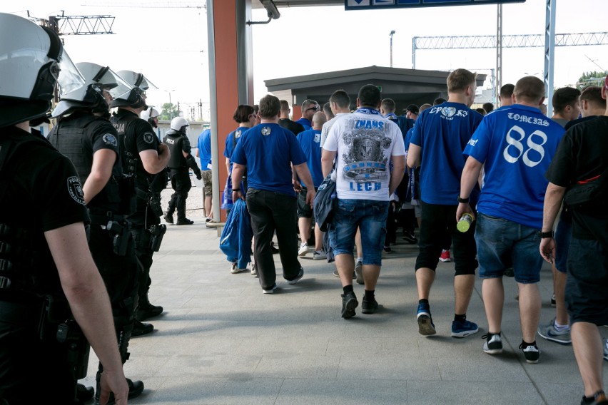 Wisła Kraków – Lech Poznań. Kibice „Kolejorza” przyjechali pociągiem specjalnym [ZDJĘCIA]