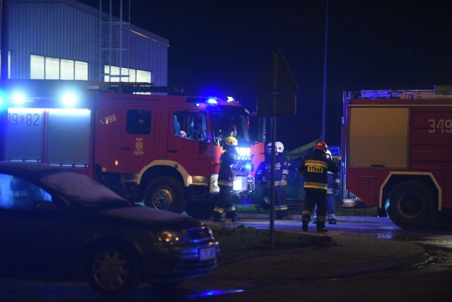 Pożar na wysypisku śmieci w Toruniu wybuchł dziś wieczorem (11.11) około godziny 19.48 - jak wynika z komunikatu Komendy Wojewódzkiej Państwowej Straży Pożarnej. Pożarem objęty został teren o powierzchni 1,5 tys. metrów kwadratowych. W akcji gaśniczej bierze udział 10 zastępów strażackich. Wkrótce powinniśmy otrzymać fotorelację z akcji przy Kociewskiej.AKTUALIZACJAJak się dowiedzieliśmy od obecnego na miejscu Przemysława Banieckiego, rzecznika Komendy Miejskiej Państwowej Straży Pożarnej w Toruniu, płonie hałda śnieci o wymiarach 100 na 10 metrów o wysokości 5 metrów.Gaszenie ognia potrwa co najmniej kilka godzin, akcja jest utrudniona ze względu na duże zadymienie. Na miejscu są już pracownicy Miejskiego Przedsiębiorstwa Oczyszczania z ciężkim sprzętem. Przy jego pomocy będą rozgarniać hałdę, a strażacy będą rozgarnięte i  palące się odpady polewać wodą.Gromadzone na wysypisku odpady są na szczęście co dwa metry przysypywane warstwą ziemi, więc ogień nie będzie się rozprzestrzeniał w głąb. Przyczyny pożaru ustali biegły, najprawdopodobniej doszło do samozapłonu. Odpady na toruńskim wysypisku paliły się także latem ubiegłego roku.