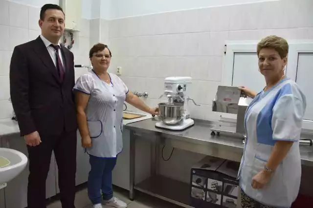 Władze gminy Kije pozyskały ponad 60 tysięcy złotych dofinansowania na zakup sprzętu kuchennego i na wyposażenie stołówek w trzech gminnych szkołach.