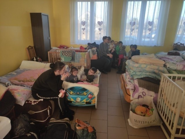 Kobiety z dziećmi, łącznie 23 osoby, już od wtorku 1 marca przebywają w świetlicy wiejskiej w Janikowie.