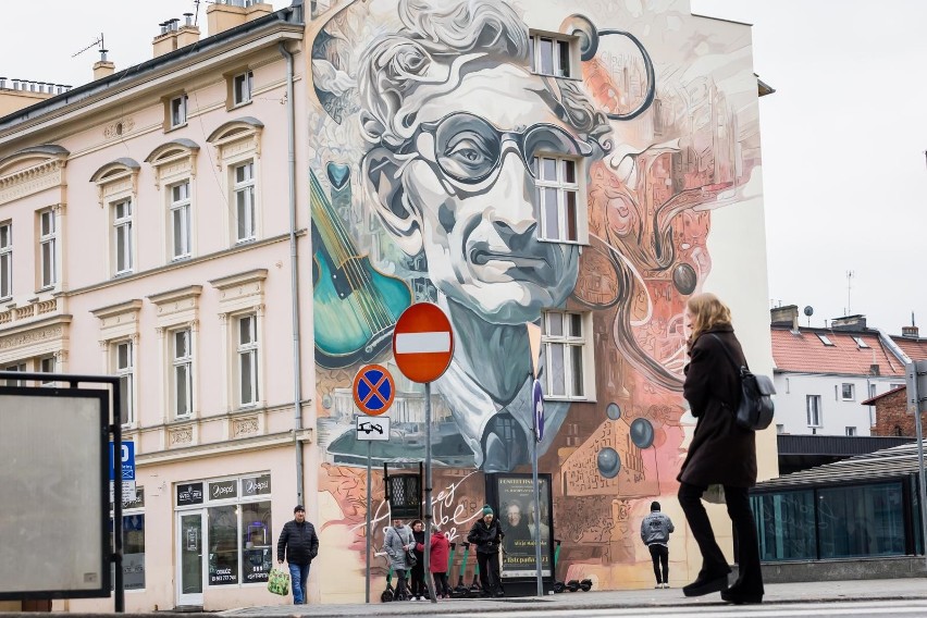 Mural przedstawiający Andrzeja Szwalbego wzbudził sporo...