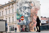 Mural Andrzeja Szwalbego w Bydgoszczy oknem podzielony. Nowa praca budzi kontrowersje