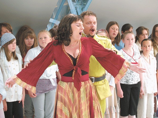 Małgorzata Ratajczak śpiewa partię Carmen wspólnie z Januszem Ratajczakiem, który gra sierżanta Don Jose.