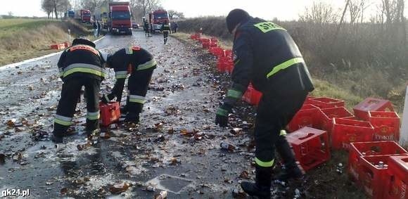 Wypadek pod Szczecinkiem. Trwa sprzątanie rozbitych butelek z piwem.