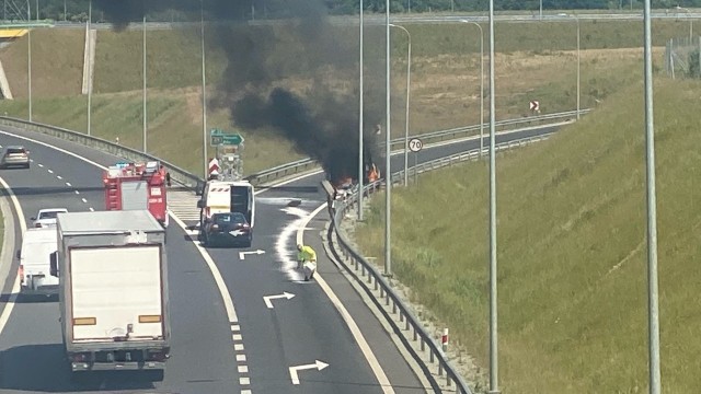 W piątek na drodze S6 w okolicach Koszalina doszło do pożaru samochodu.