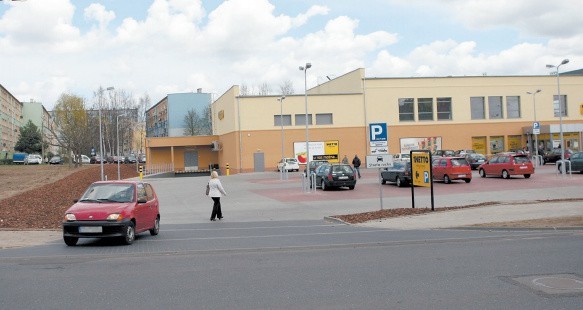 W miejscu, gdzie jeszcze kilka miesięcy temu były miejsca parkingowe, dziś jest wjazd na teren Netto. Tam jednak kierowcy mogą parkować tylkoprzez godzinę.